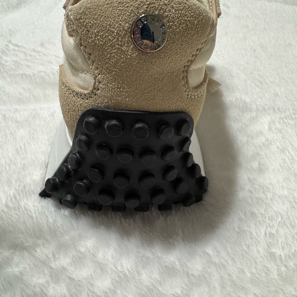 Steve Madden Cream and Tan Sneakers with Minimalist Design - Picture 5 of 6